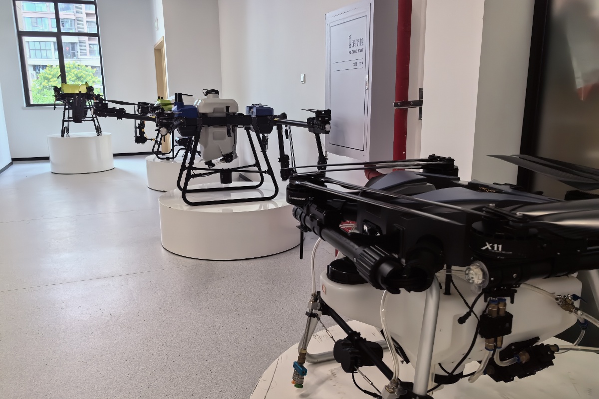 High-efficiency solar panel cleaning drone and window cleaning drone models by a trusted washing drone manufacturer in China High-efficiency solar panel cleaning drone and window cleaning drone models by a trusted washing drone manufacturer in China