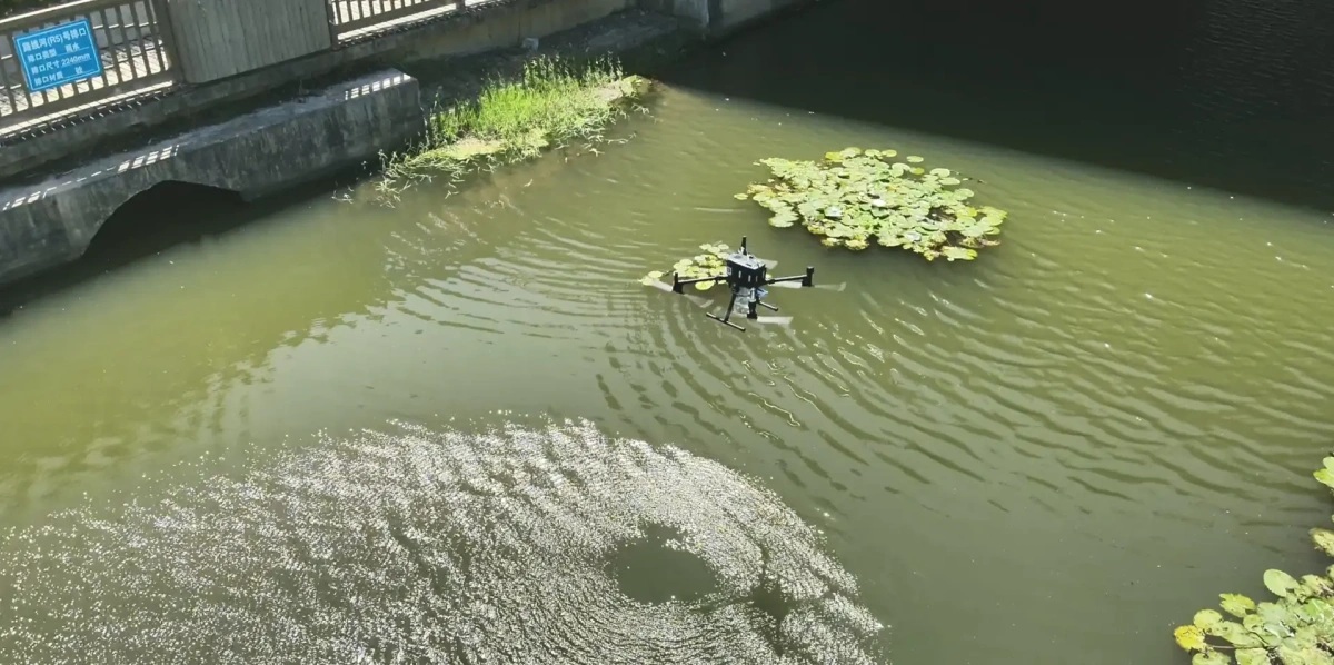 V2+ liquid sampling system attached to DJI M350 RTK drone collecting water samples V2+ liquid sampling system attached to DJI M350 RTK drone collecting water samples