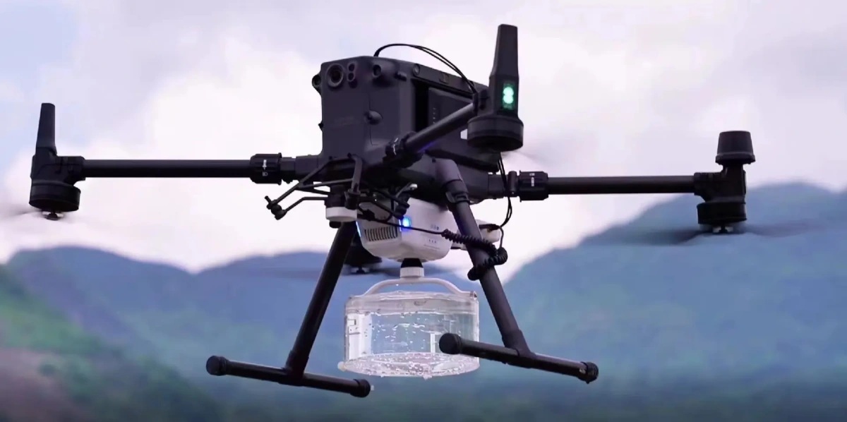 V2+ liquid sampling system attached to DJI M350 RTK drone collecting water samples V2+ liquid sampling system attached to DJI M350 RTK drone collecting water samples