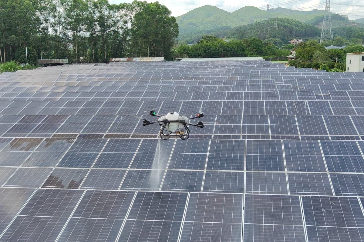 Drone solar panel cleaning at a large PV plant – factors affecting service pricing and efficiency Drone solar panel cleaning at a large PV plant – factors affecting service pricing and efficiency